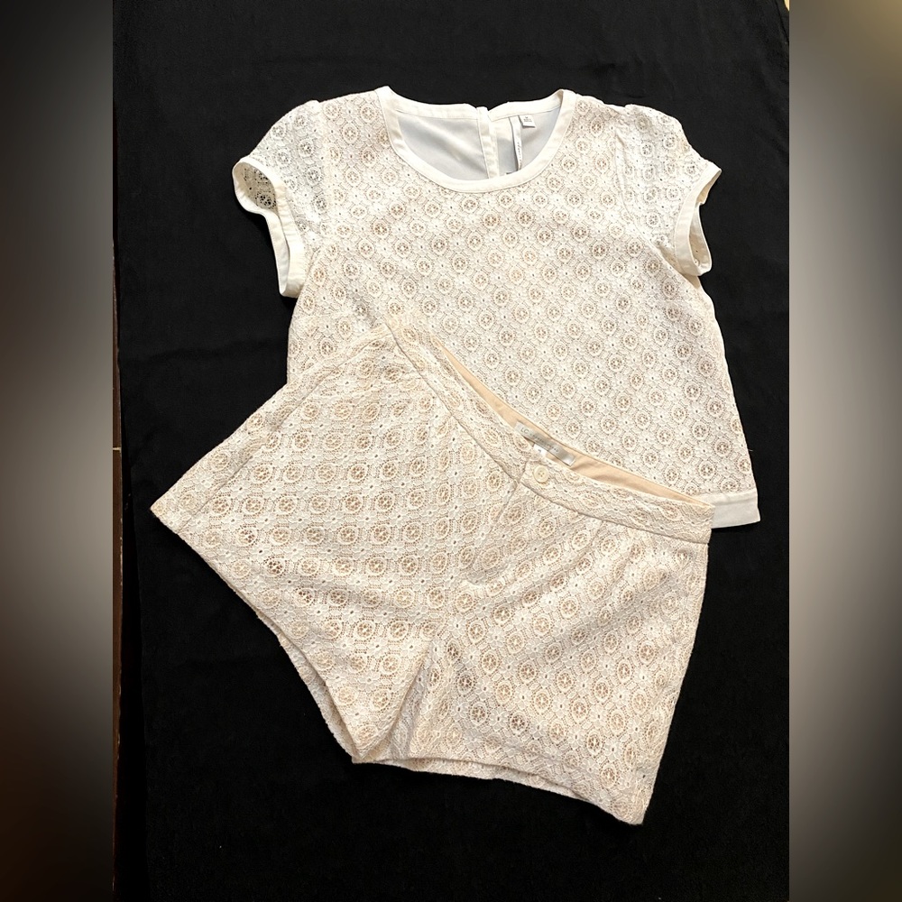 🤍Cream and beige lace panel top and shorts with side pockets.